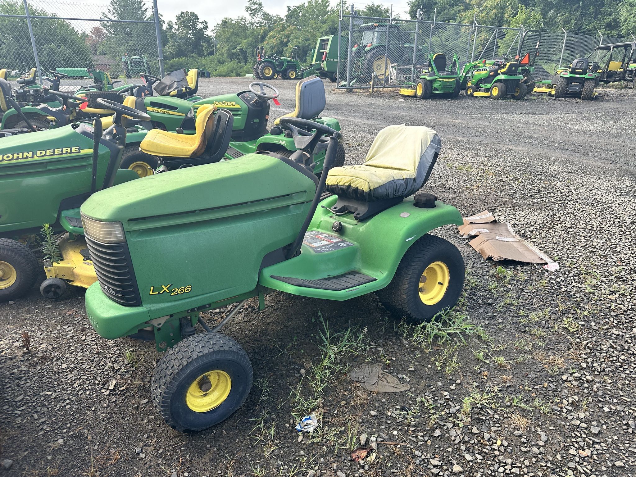 John Deere LX266